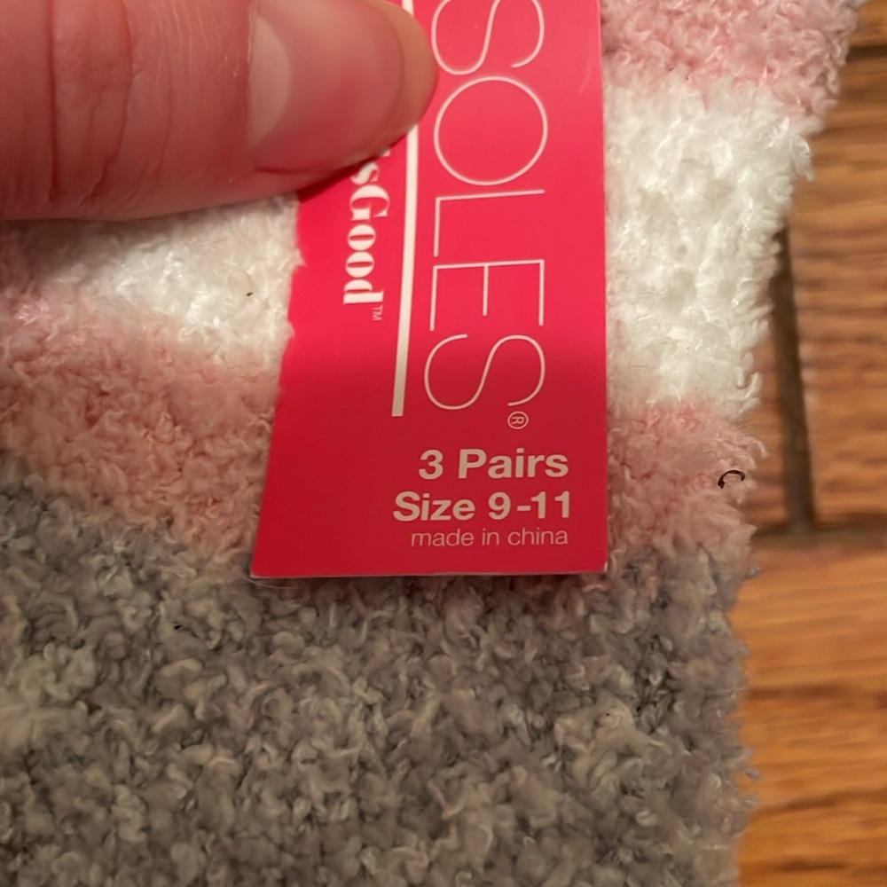 6 Pairs Fuzzy Socks - Picture 4 of 4